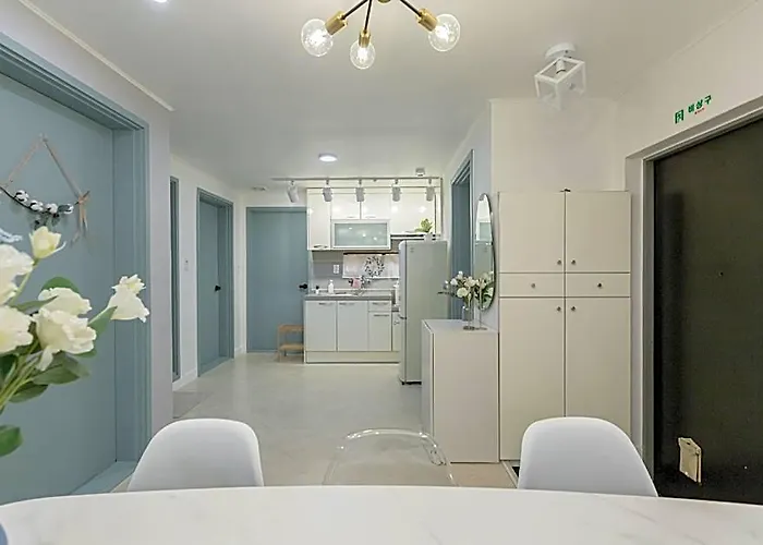 Sweet Luna#2 Hongdae Stn.4min 3br & Rooftop ホテル 3*